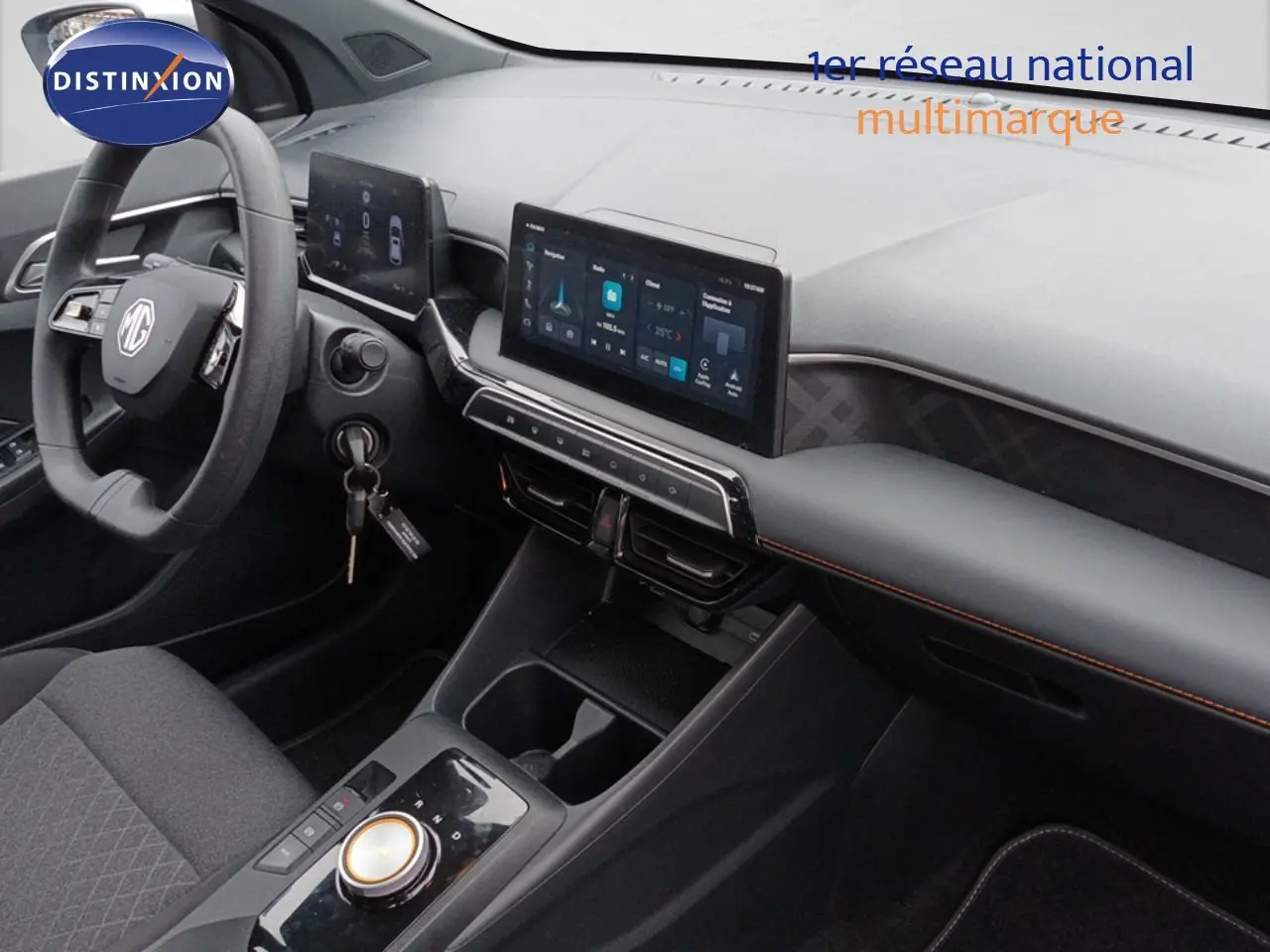 Intérieur du MG3 Hybrid+ 2024 en gris, vue côté conducteur montrant le volant, tableau de bord numérique et écran tactile central.