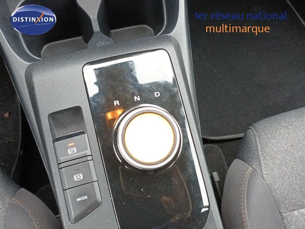 Gros plan sur la console centrale du MG3 Hybrid+ gris 2024 avec molette de boîte auto et boutons de contrôle.