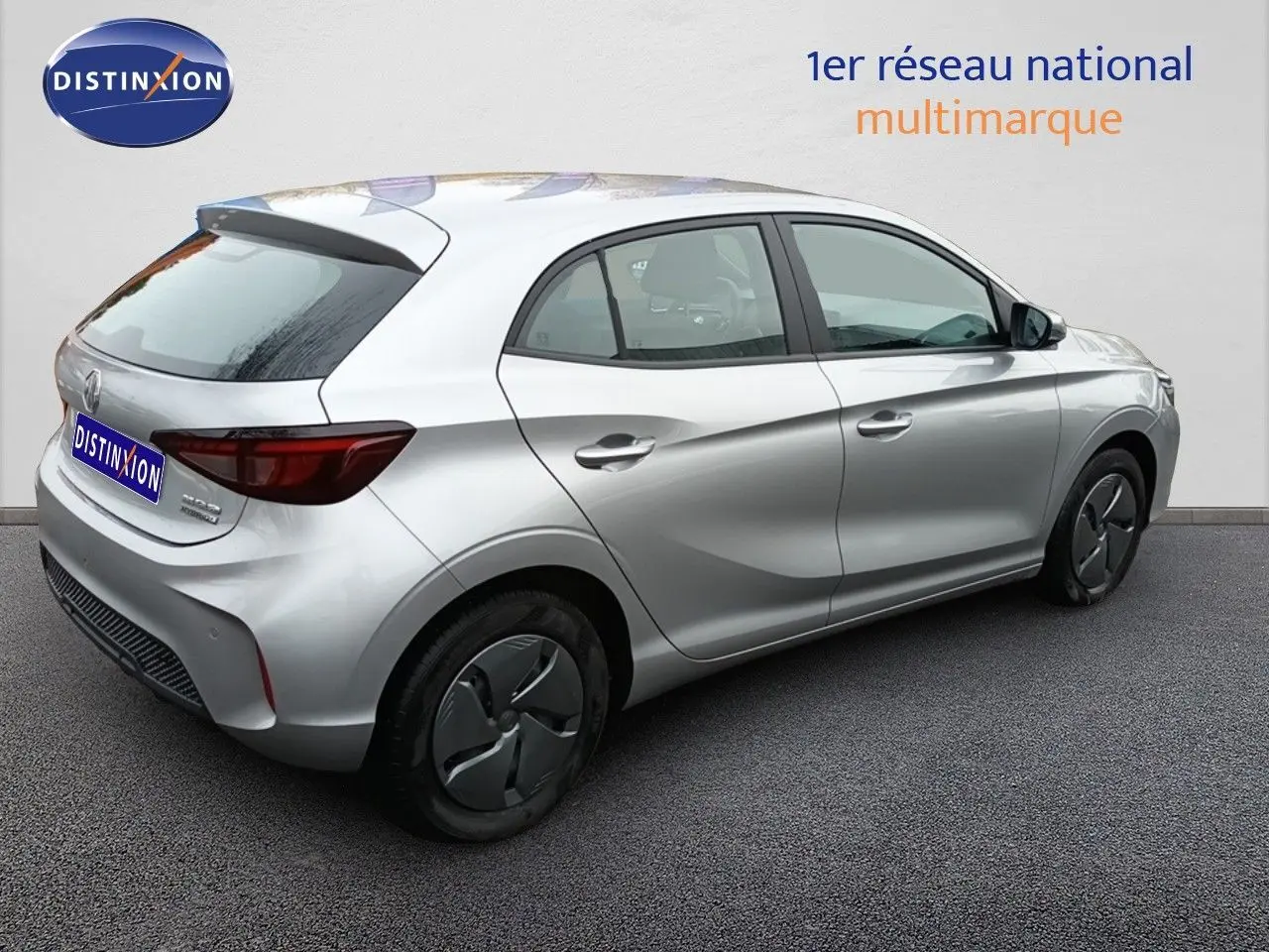 Vue 3/4 arrière droite d'une MG3 Hybrid+ gris clair avec jantes en acier et enjoliveurs 15 pouces.