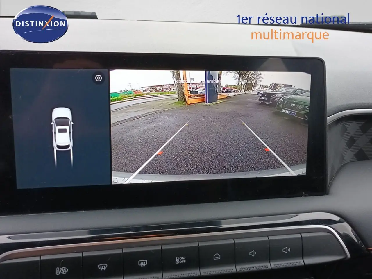 Écran de caméra de recul du MG MOTOR MG3 Hybrid+ gris 2024, vue arrière avec lignes de guidage au stationnement.