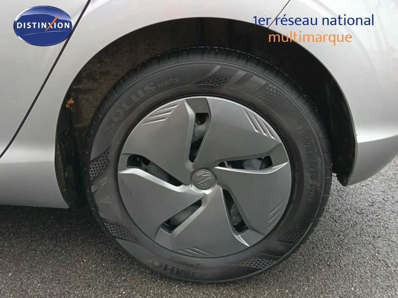 Gros plan sur la roue arrière droite grise d'une MG3 Hybrid+ Standard 2024 avec enjoliveur spécifique en acier.