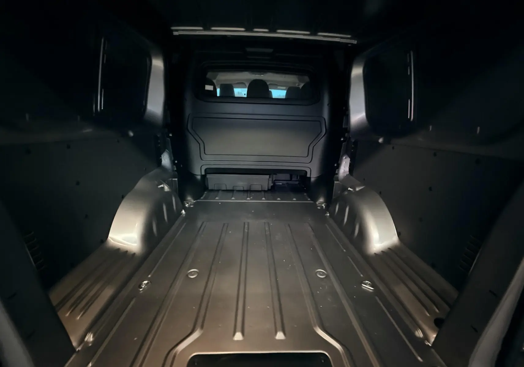 Vue intérieure de la zone de chargement du Peugeot Expert Cabine Approfondie gris Artense métal, sans aménagements.