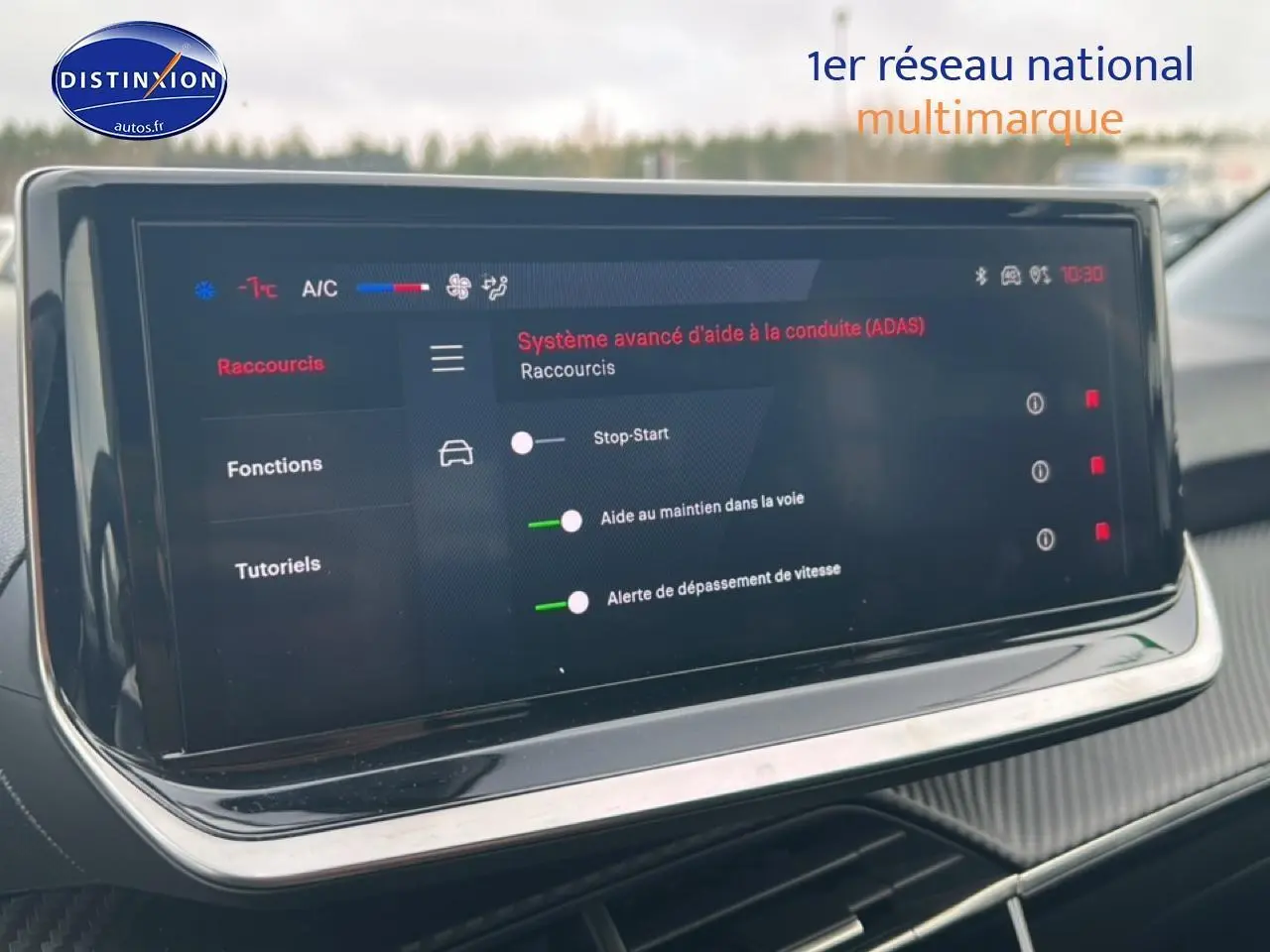 Écran tactile central de la Peugeot 208 1.2 100 Style affichant les aides à la conduite, intérieur gris.