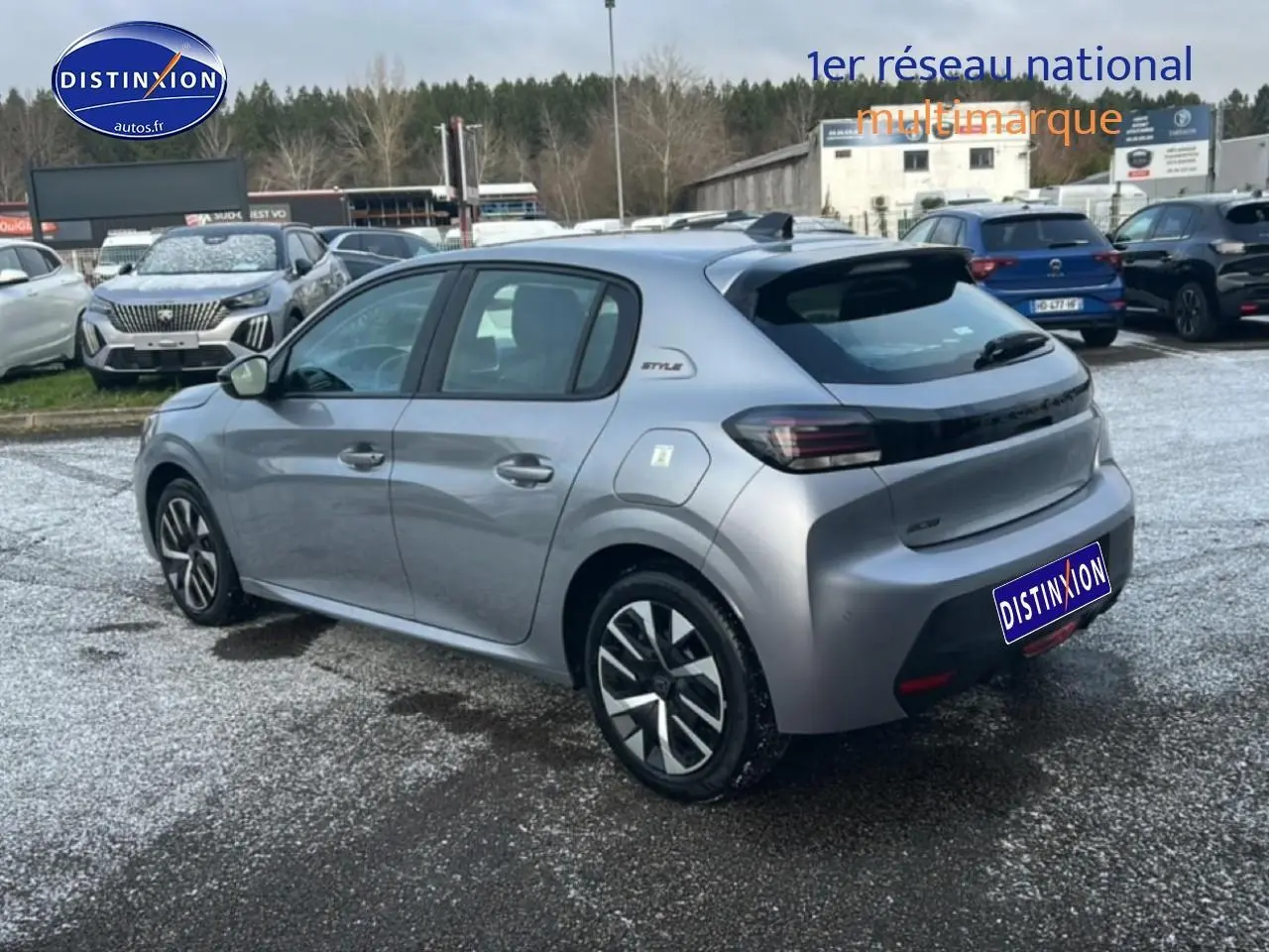 Vue 3/4 arrière droite d'une Peugeot 208 1.2 100 Style gris Artense avec jantes alliage et feux arrière LED.