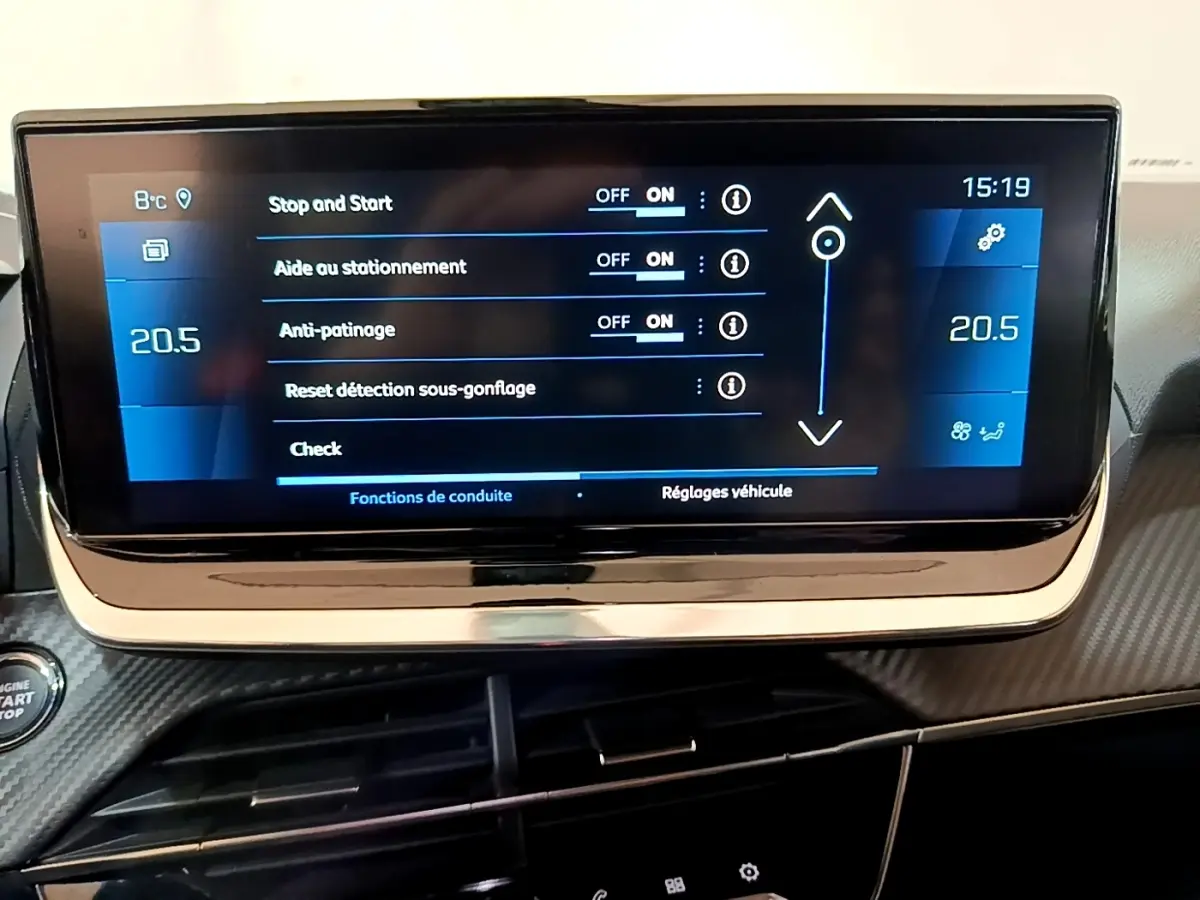 Écran tactile central du tableau de bord du Peugeot 2008 PureTech 130, affichant les réglages d’aide à la conduite.