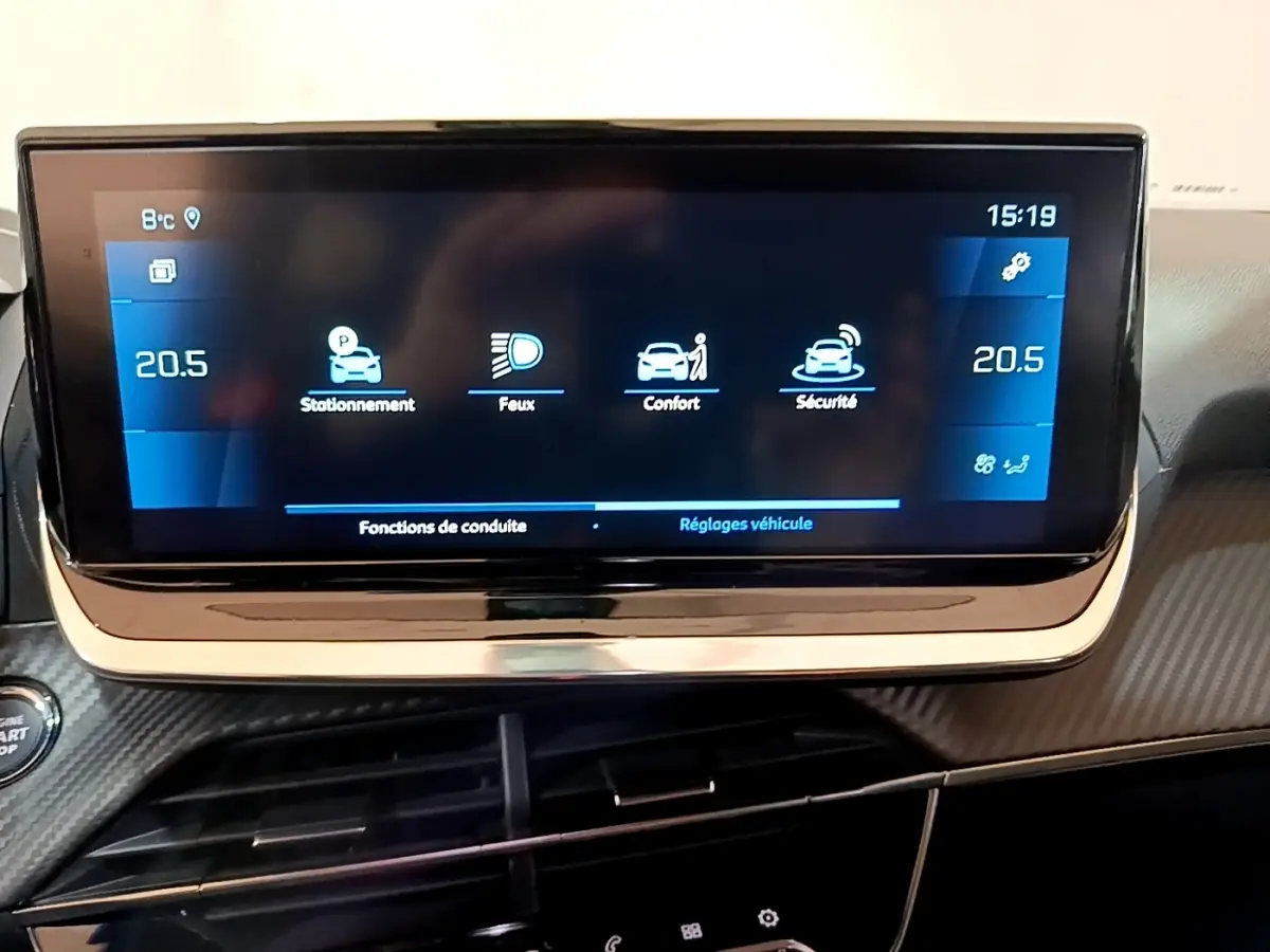 Écran tactile central du tableau de bord de la Peugeot 2008 orange, affichant les réglages de conduite.
