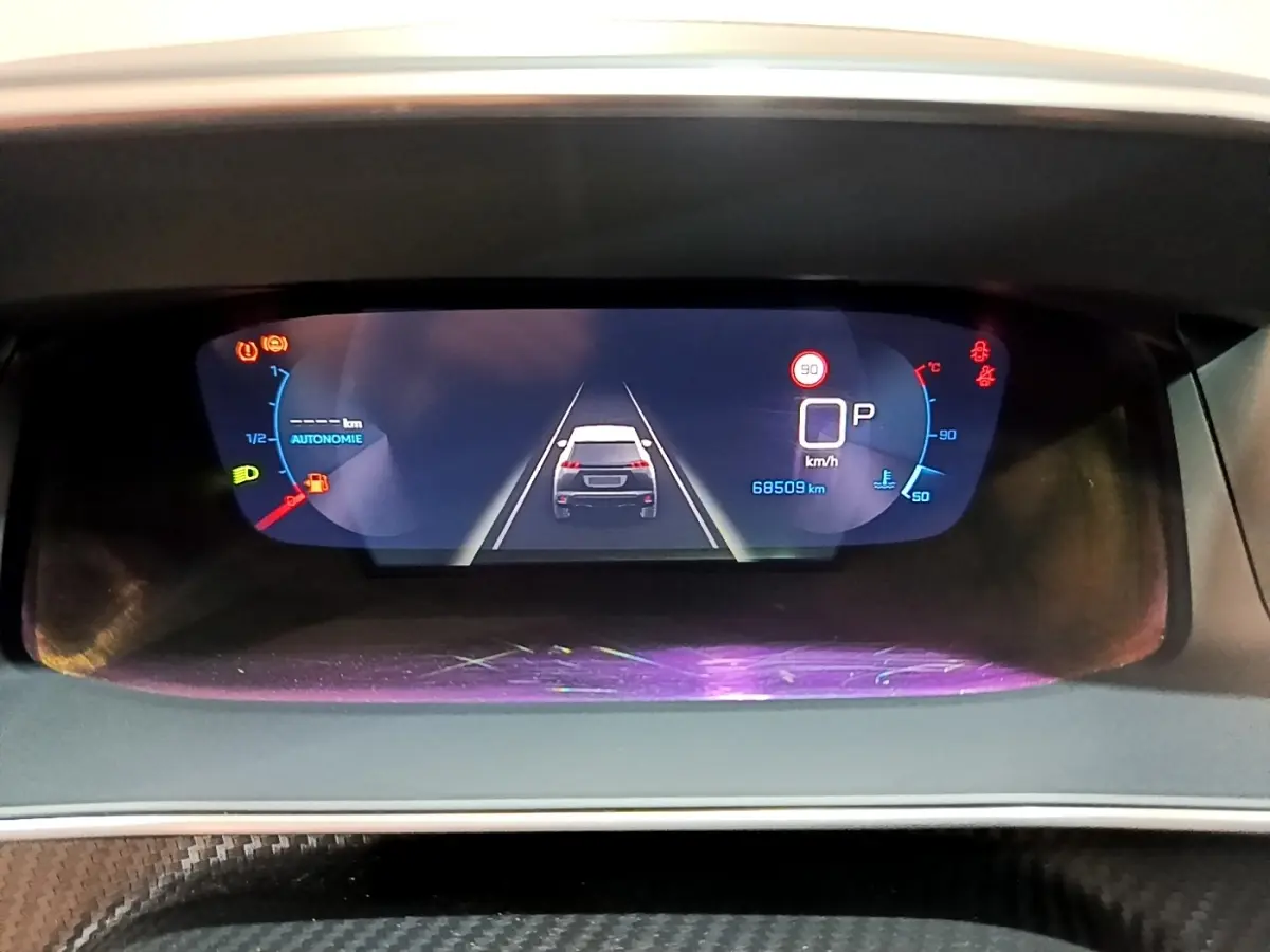 Affichage numérique du tableau de bord Peugeot 2008 PureTech 130, avec indicateur de vitesse et autonomie.