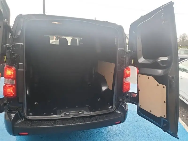 Vue arrière ouverte du Citroën Jumpy gris Titane métal, montrant l’espace de chargement vide et les portes battantes.