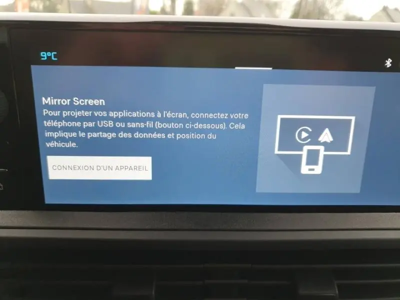 Écran tactile intérieur du Citroën Jumpy 2025 affichant l'interface Mirror Screen avec instructions de connexion.