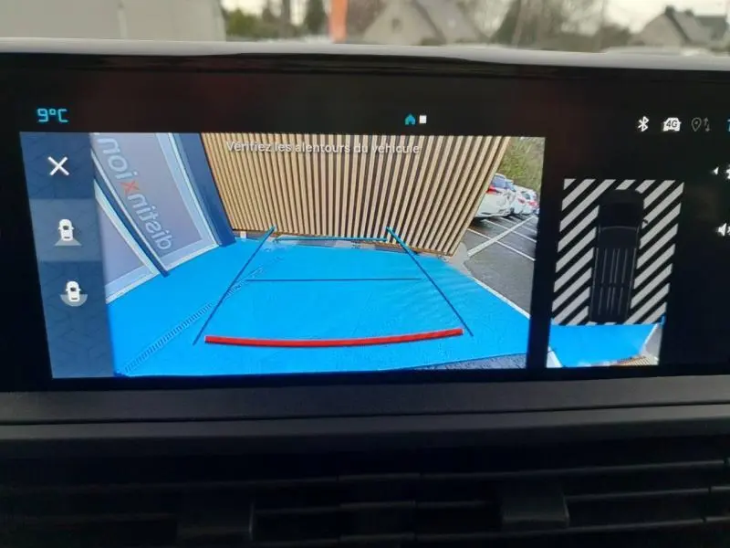 Écran de caméra de recul du Citroën Jumpy gris titane, vue arrière avec lignes de guidage et capteurs visibles.