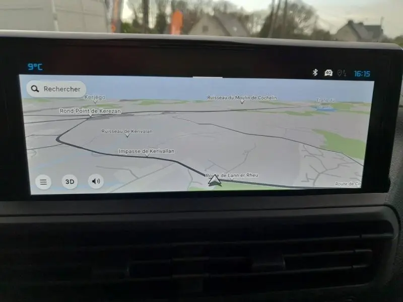 Vue intérieure de l'écran tactile du GPS du Citroën Jumpy gris titane, affichant une carte de navigation en mode 3D.