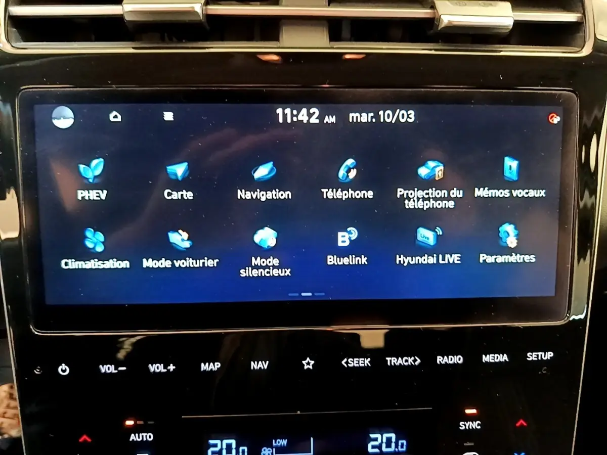 Écran tactile central du tableau de bord du Hyundai Tucson 2023 affichant les icônes des fonctions connectées et de navigation.