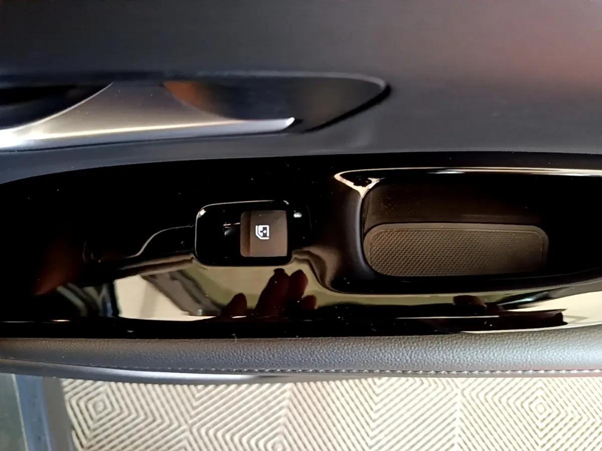 Gros plan sur la commande de verrouillage de porte côté conducteur du Hyundai Tucson bleu 2023, finition Creative.