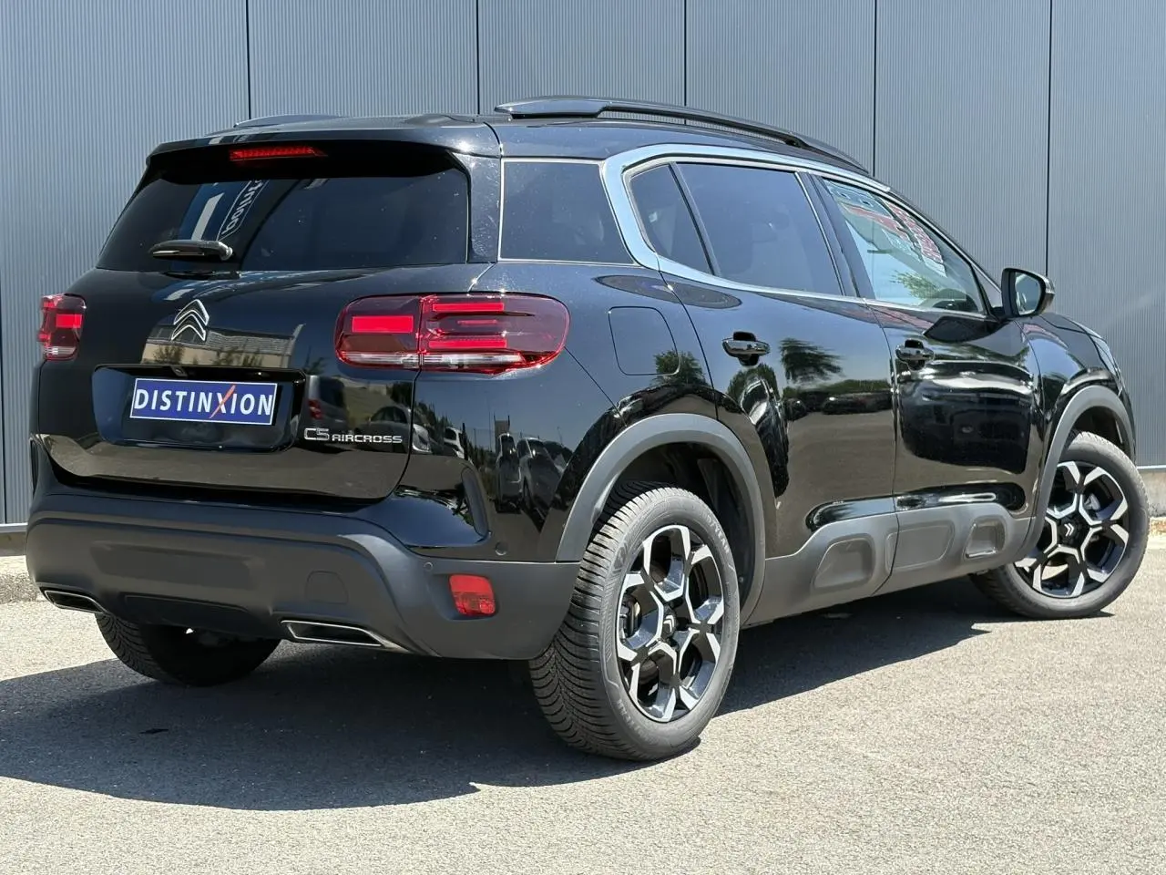 Vue 3/4 arrière droite du Citroën C5 Aircross Hybrid 145 noir Perla avec jantes alliage et hayon électrique.