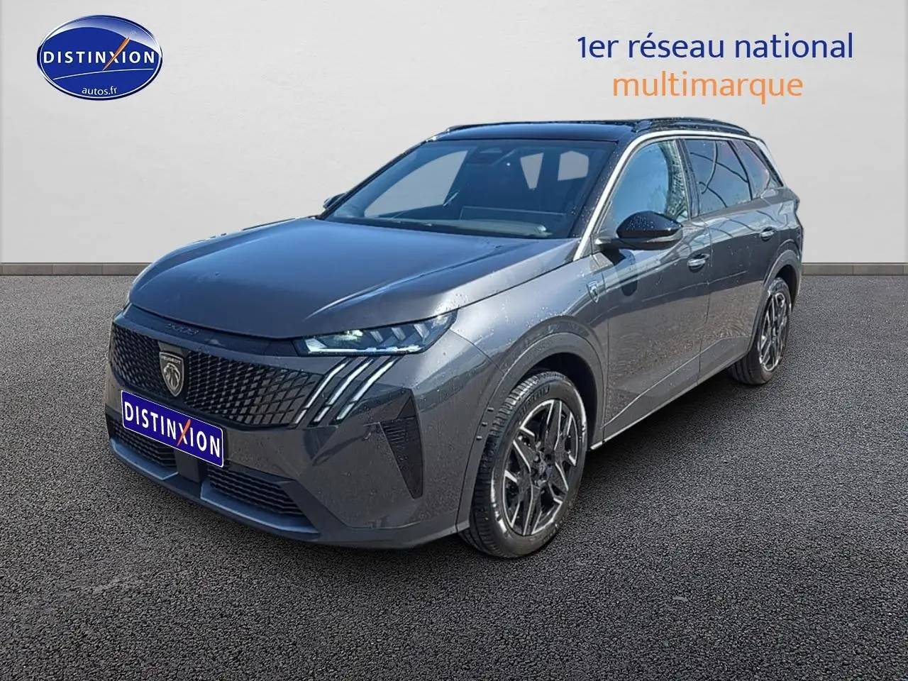 Peugeot 5008 Hybrid 145 GT gris titane en 3/4 avant droit avec jantes alu et calandre distinctive.