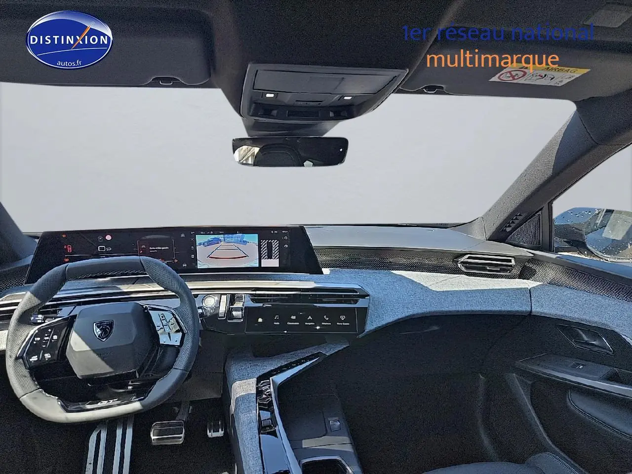 Intérieur avant du Peugeot 5008 Hybrid 145 GT 2025, tableau de bord moderne avec écran tactile et volant compact noir.