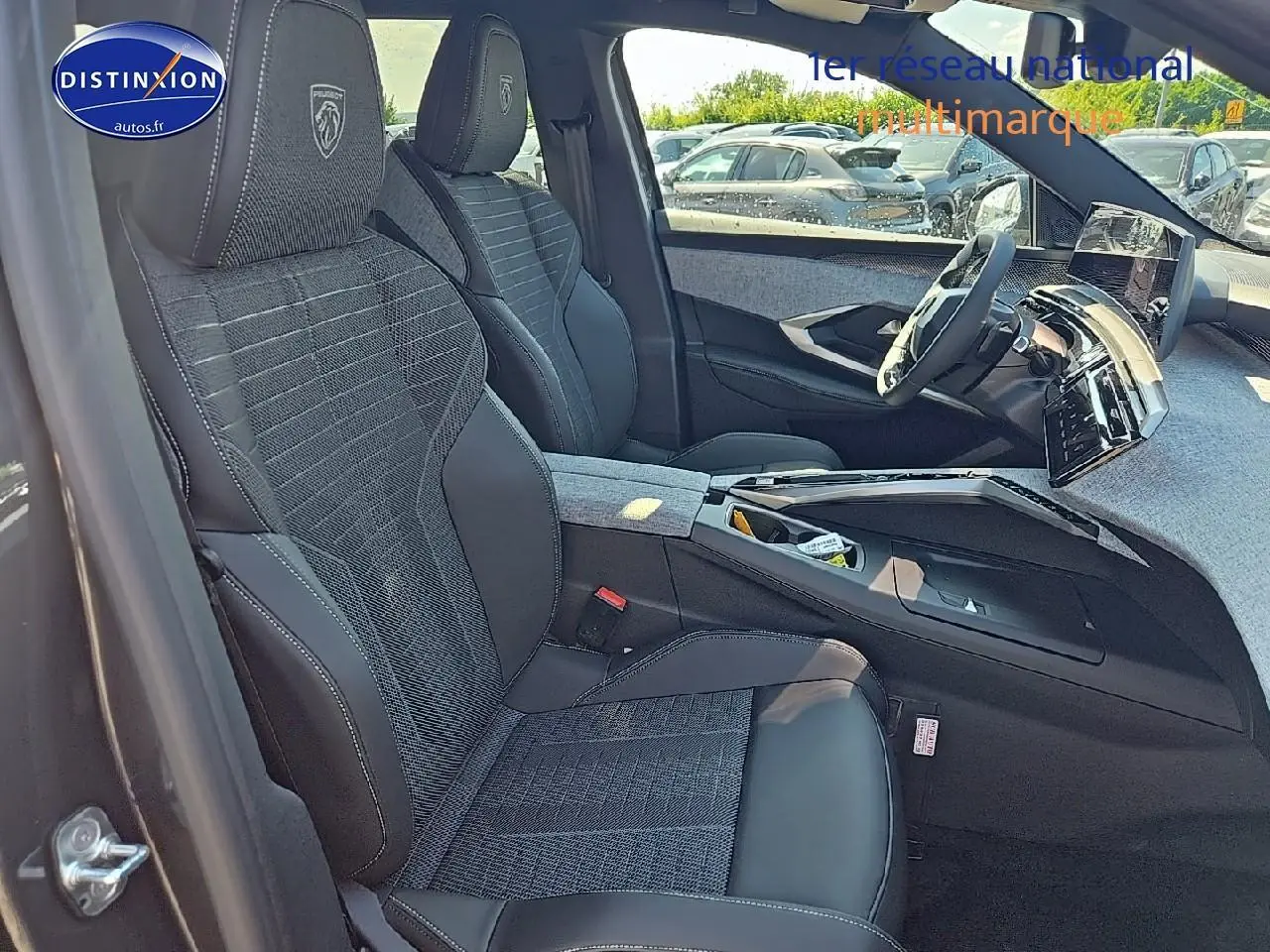 Intérieur avant du Peugeot 5008 Hybrid gris titane, sièges sport avec logo Peugeot et tableau de bord moderne.