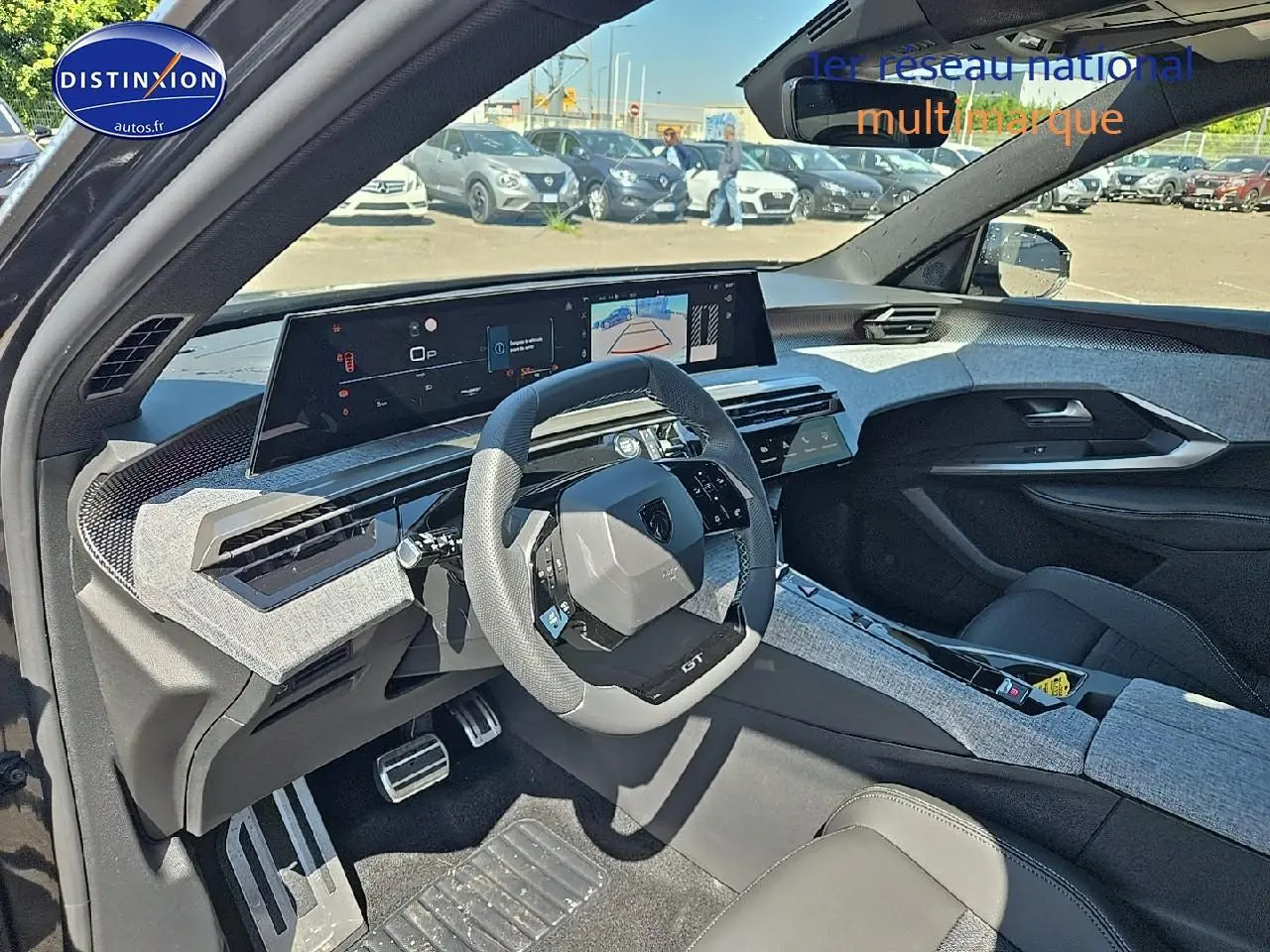 Intérieur du Peugeot 5008 Hybrid gris titane, vue côté conducteur, volant compact et tableau de bord numérique large.