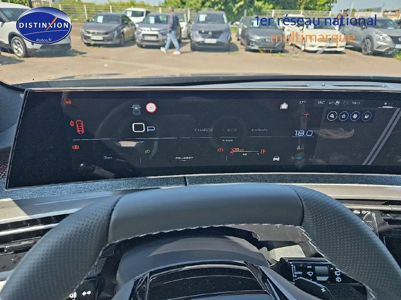 Vue intérieure du tableau de bord numérique du Peugeot 5008 gris titane, avec volant cuir multifonction en premier plan.