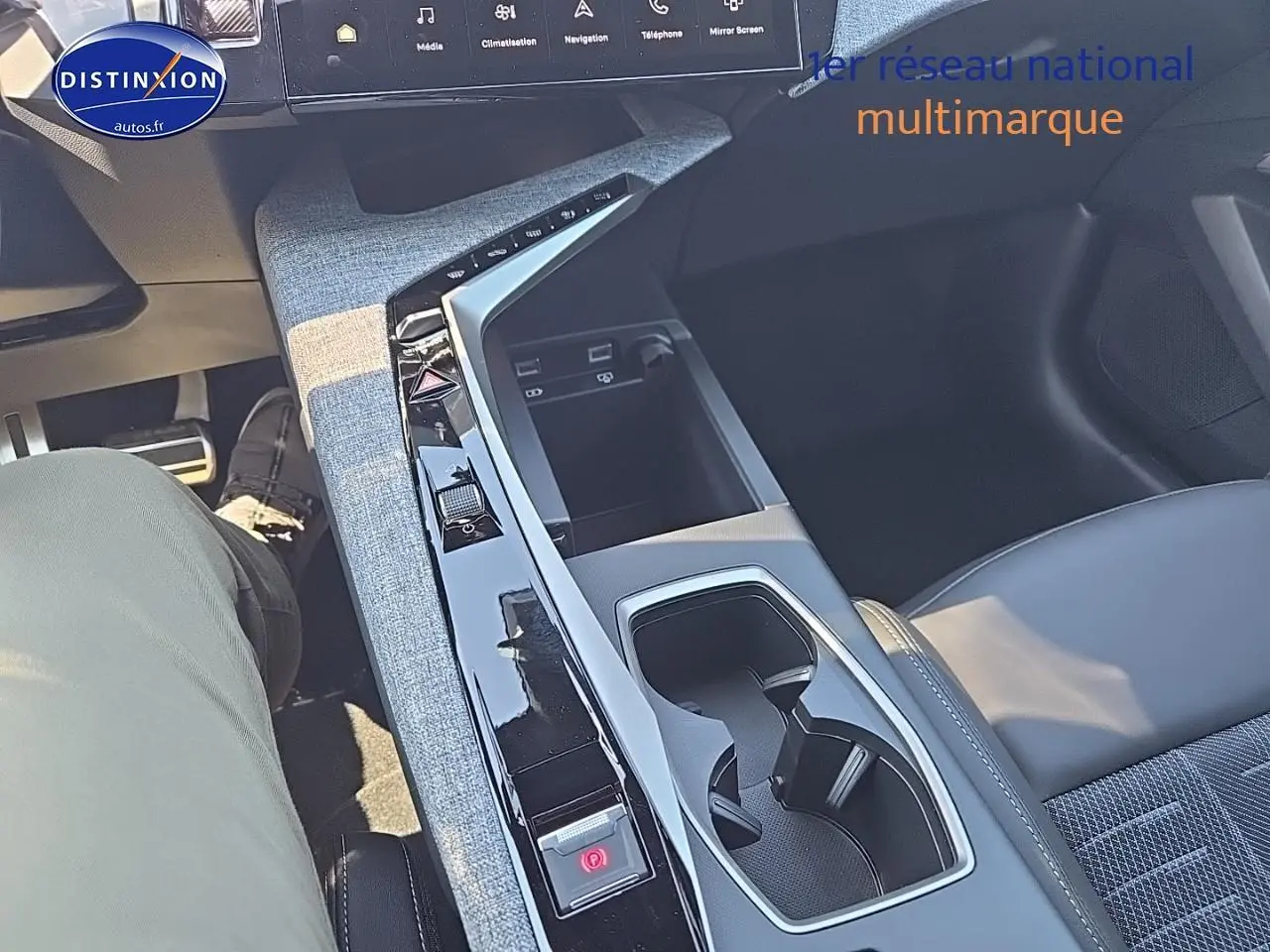 Vue intérieure centrée sur la console centrale et sièges cuir gris du Peugeot 5008 Hybrid 145 GT e-dcs6 2025.