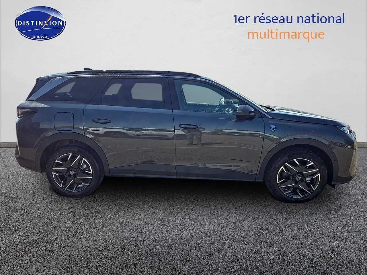 Profil droit du Peugeot 5008 Hybrid 145 GT gris titane avec jantes alliage et toit noir visible sur fond neutre.