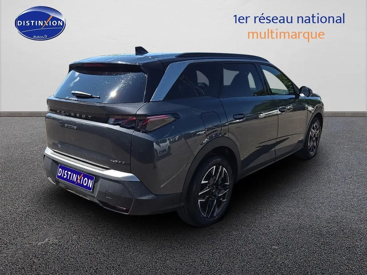 Peugeot 5008 Hybrid 145 GT gris titane vu en 3/4 arrière droit avec jantes alliage et feux LED distinctifs.