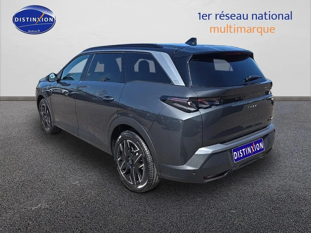 Peugeot 5008 Hybrid 145 GT gris titane en 3/4 arrière droit avec jantes alu et feux LED distinctifs.