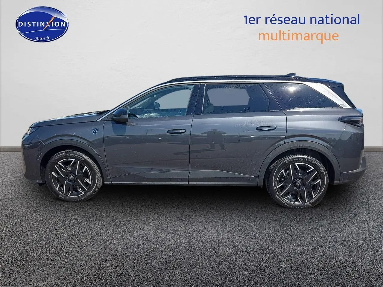 Peugeot 5008 Hybrid 145 gt e-dcs6 gris titane vue profil côté gauche avec jantes alu et vitres surteintées.