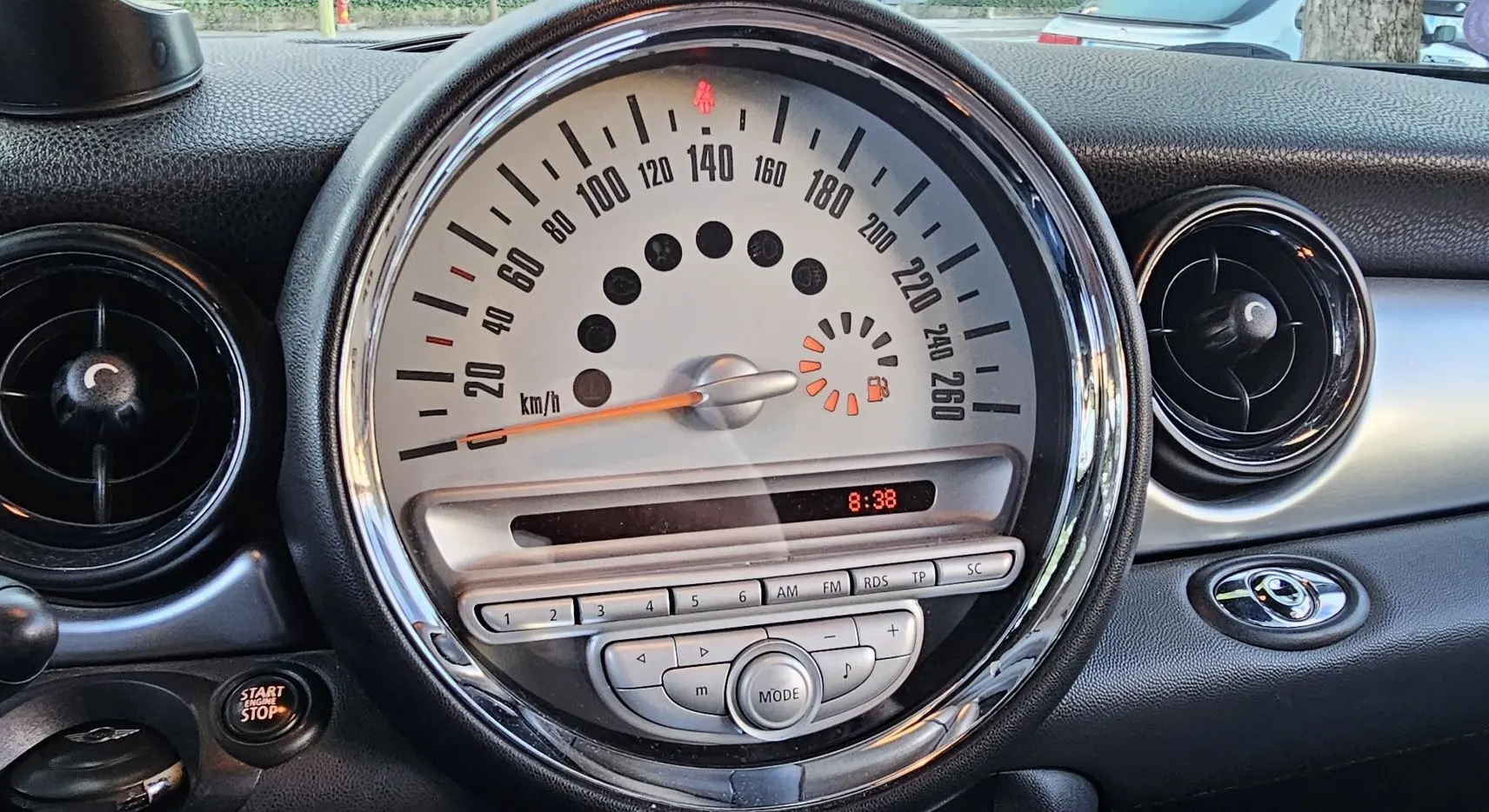 Tableau de bord de MINI Cabriolet R57 2010 avec compteur central rond et commandes radio intégrées.