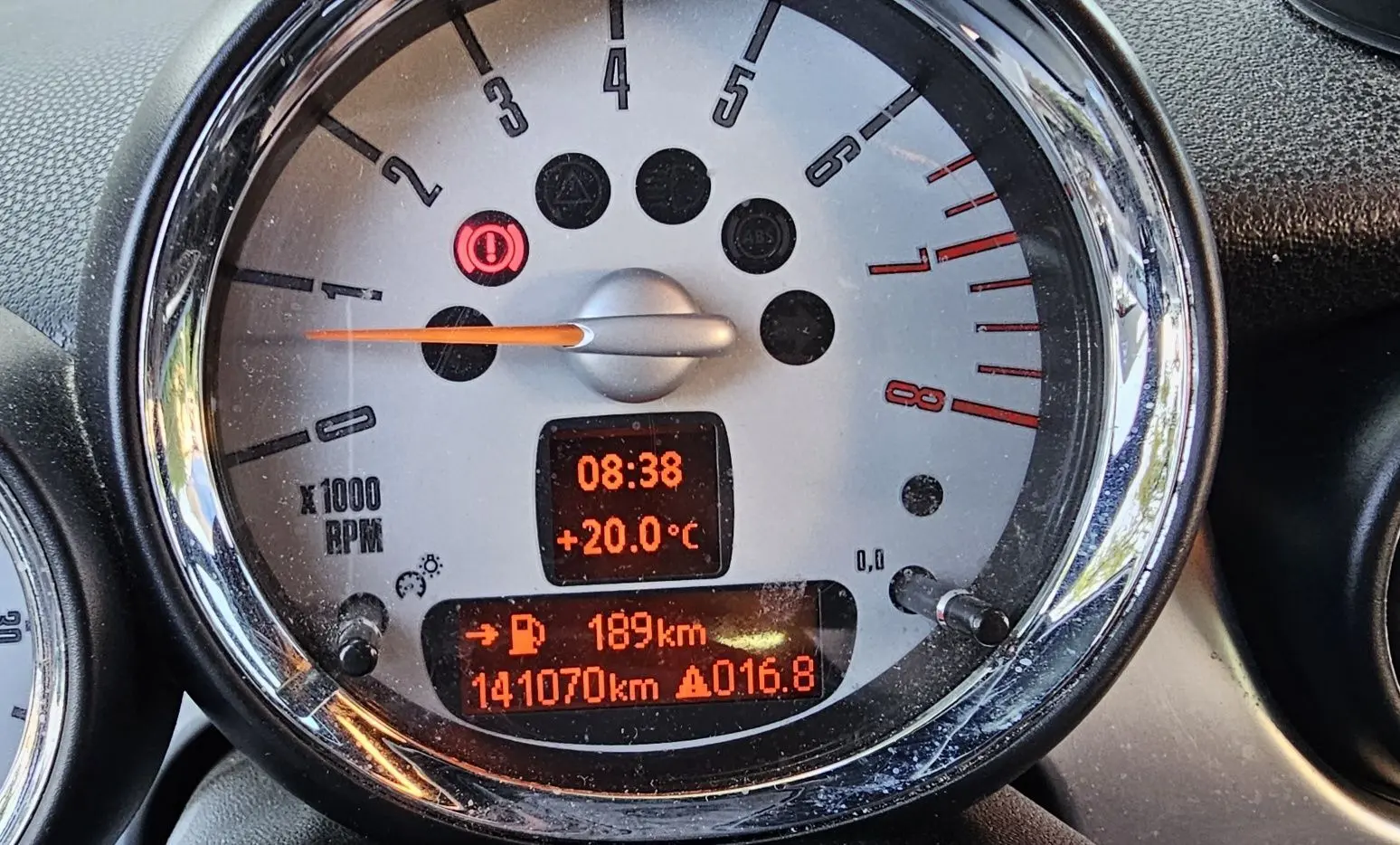 Gros plan sur le compte-tours de la MINI Cabriolet R57 grise de 2010, affichant 141070 km et température extérieure à 20°C.