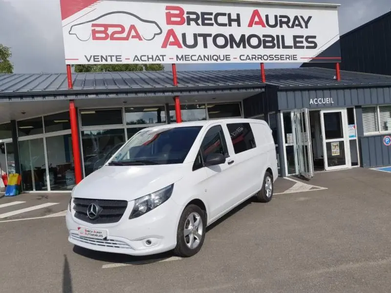 Vue 3/4 avant d'un Mercedes Vito Fourgon blanc Pur Spéciale stationné devant un garage Brech Auray Automobiles.