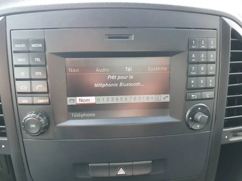 Écran multifonction du tableau de bord du Mercedes Vito Fourgon blanc, affichant la connexion Bluetooth prête.