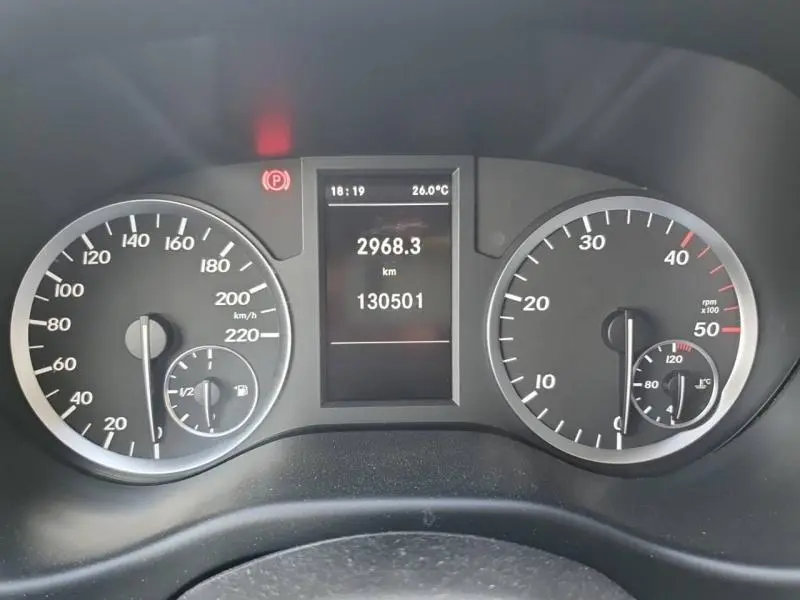 Tableau de bord du Mercedes Vito Fourgon blanc, affichant compteur de vitesse, compte-tours et écran central numérique.