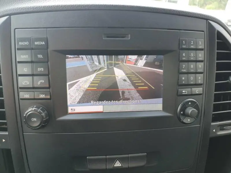 Écran multifonction du Mercedes Vito Fourgon 111 CDI Mixto Long Pro 2017 affichant la caméra de recul avec repères colorés.