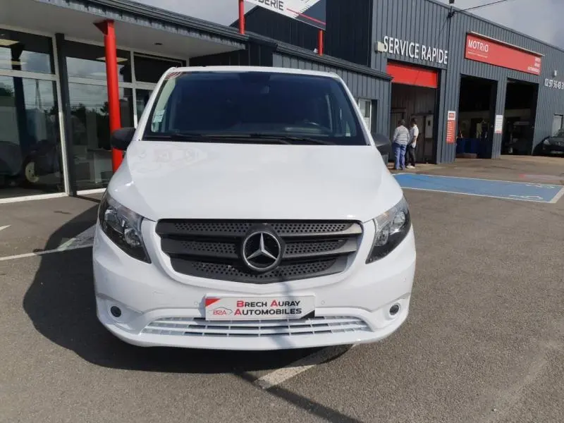 Vue frontale d'un Mercedes Vito Fourgon blanc Pur Spéciale, avec calandre noire et logo étoile visible au centre.