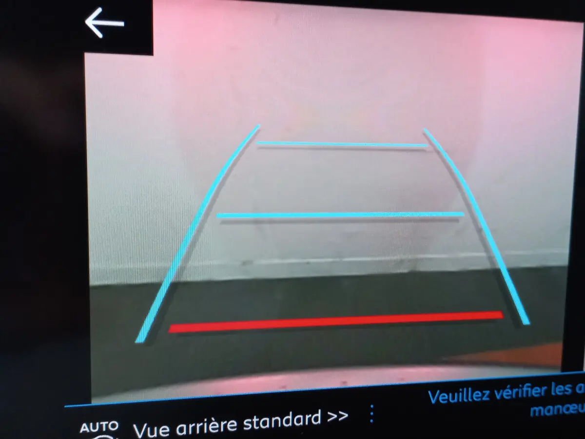 Vue arrière caméra de recul du Peugeot 5008 gris foncé avec lignes de guidage bleues et rouge sur écran.