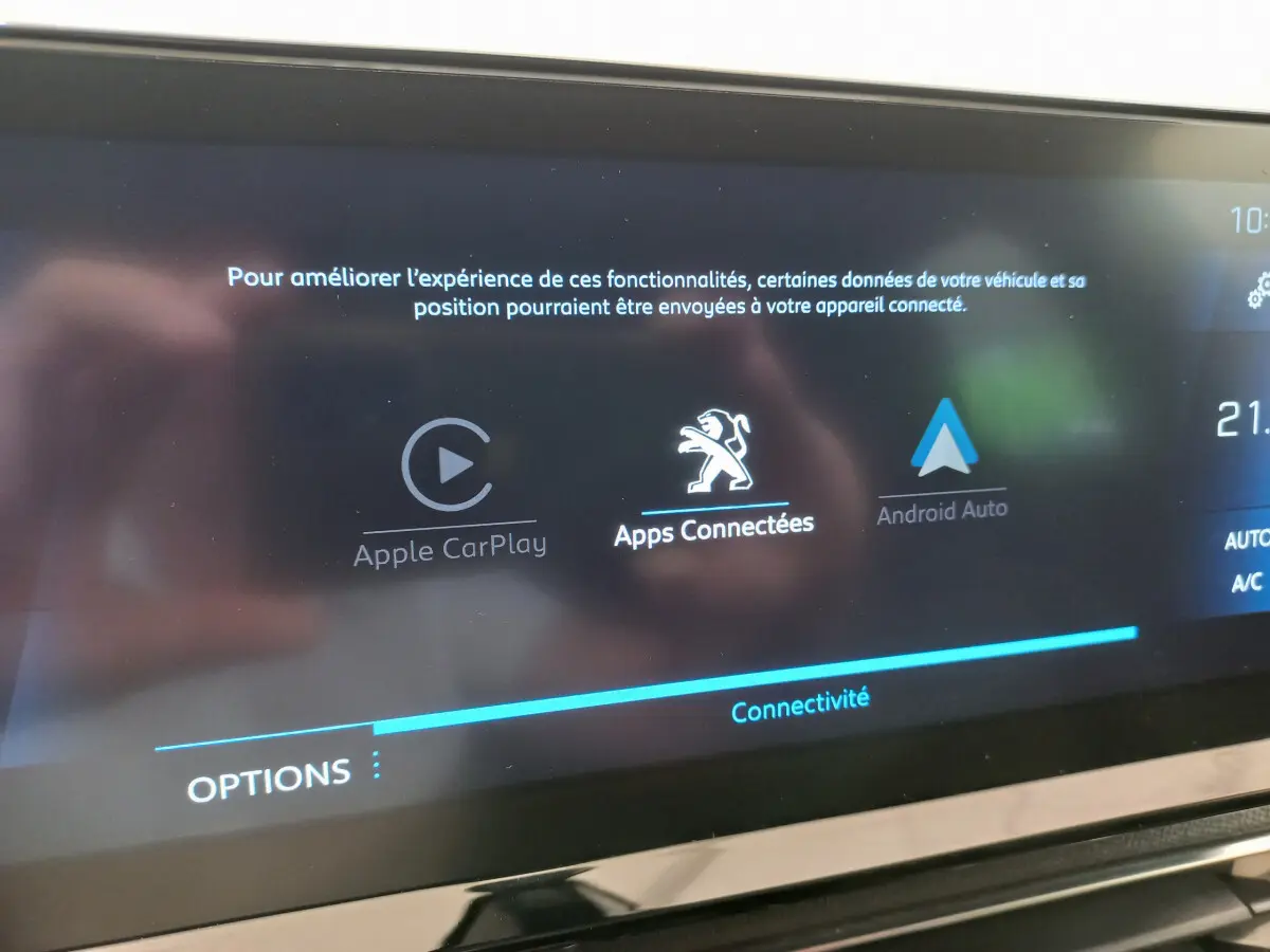 Écran tactile central du Peugeot 5008 gris foncé affichant les options Apple CarPlay et Android Auto.