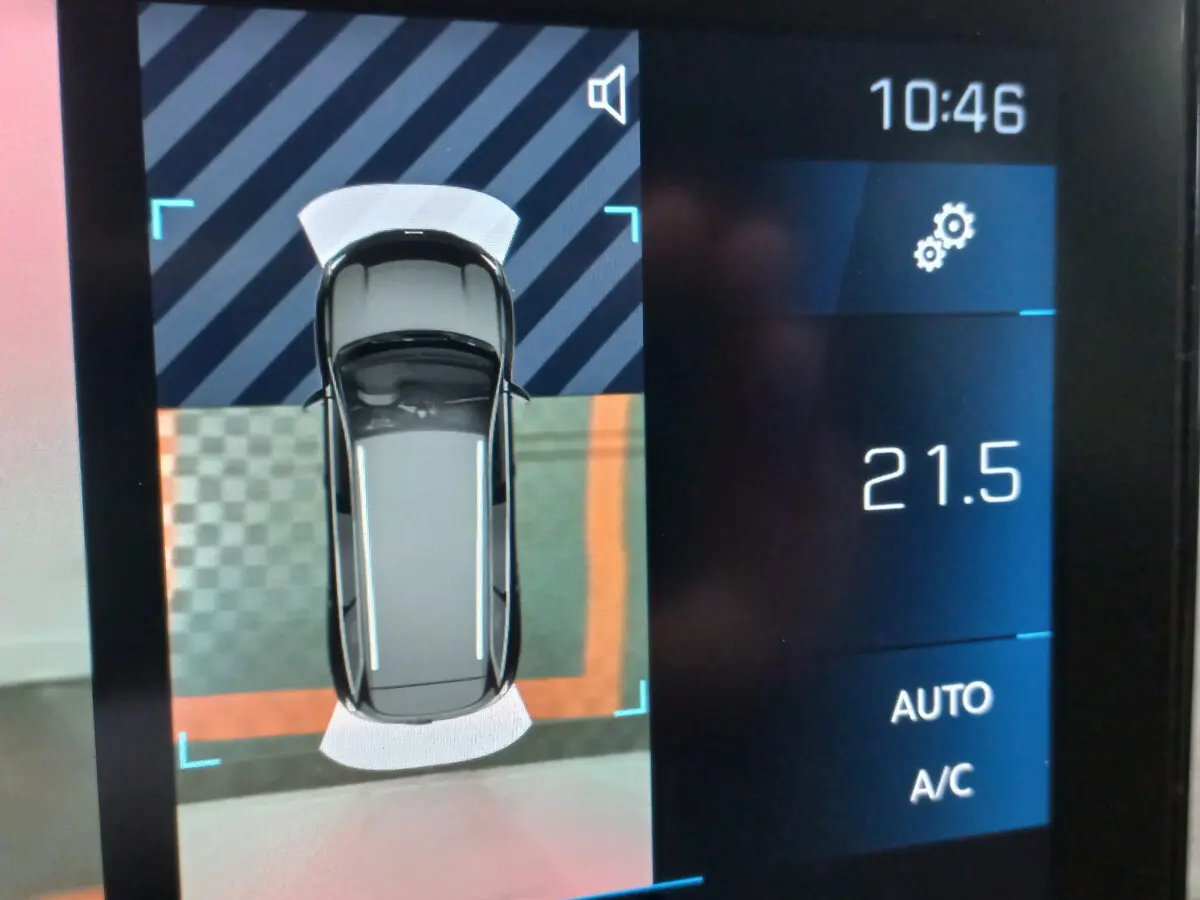 Affichage tactile intérieur montrant la vue 360° du Peugeot 5008 gris foncé en stationnement, température 21,5°C.