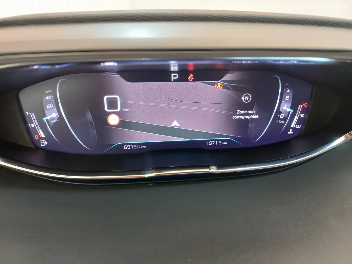 Affichage numérique du tableau de bord du Peugeot 5008 2021, avec vitesse à zéro et indication zone non cartographiée.