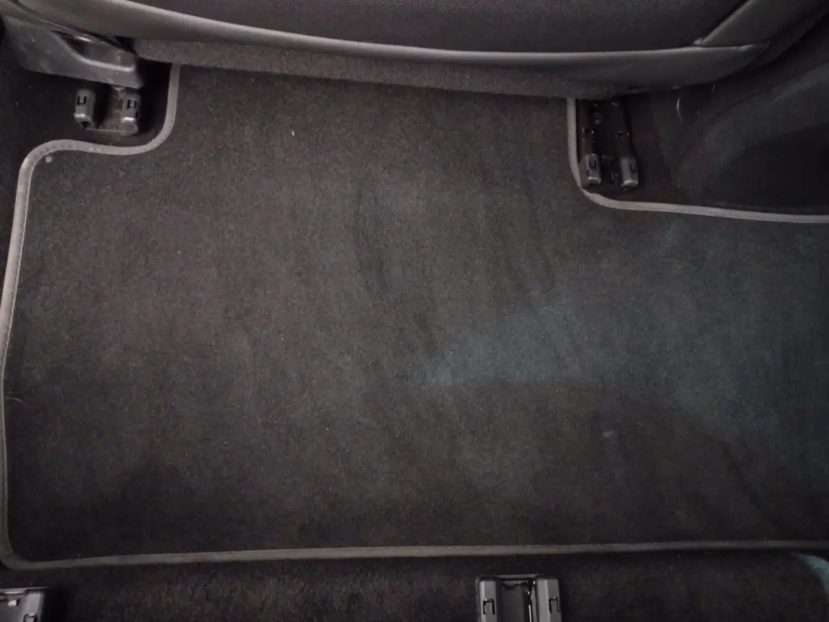 Gros plan sur le tapis de sol noir côté passager arrière du Peugeot 5008 gris foncé, version 2021 Allure Pack.