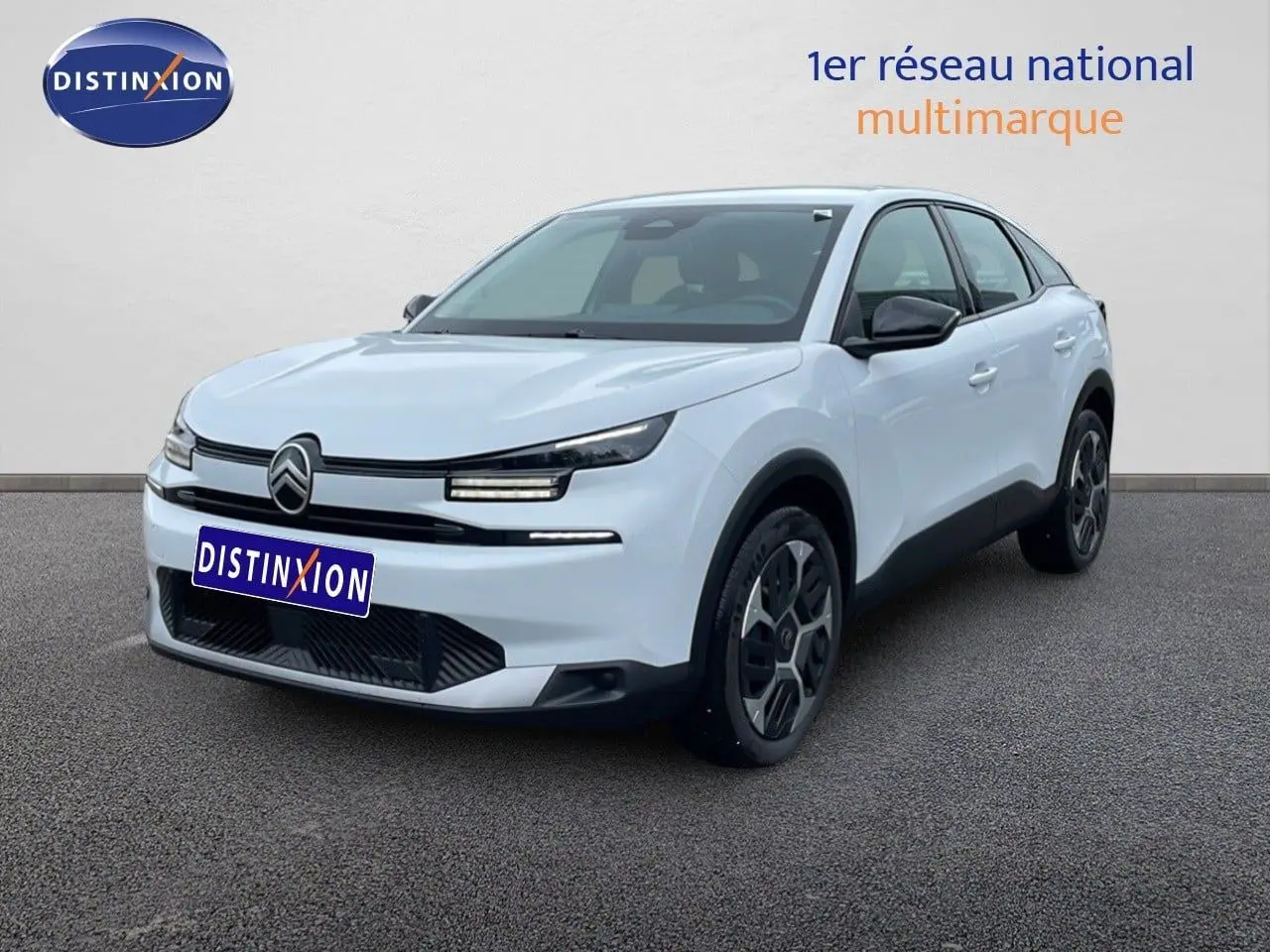 Vue 3/4 avant d'une Citroën C4 blanche métal 2026 avec détails noirs contrastants et jantes modernes.