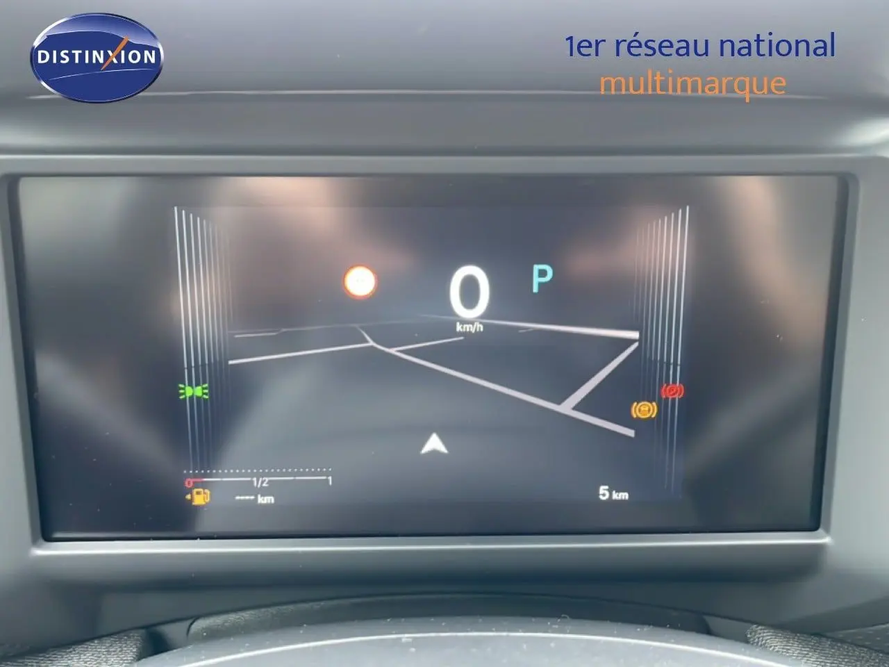Écran numérique du tableau de bord de la Citroën C4 PureTech 130ch en affichage de vitesse et navigation.