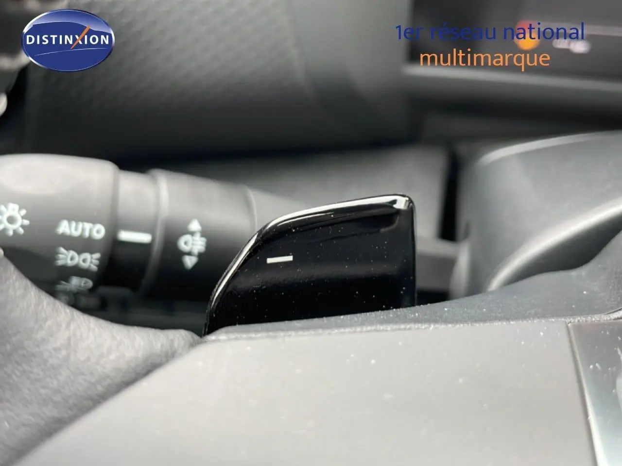 Gros plan sur la palette de changement de vitesse noire à l'intérieur d'une Citroën C4 blanche métal, version 2026.