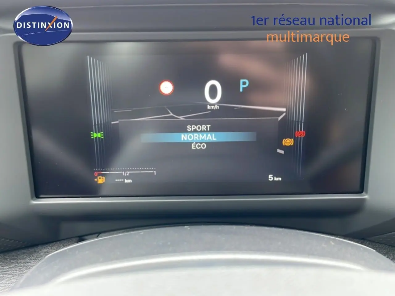 Affichage numérique du tableau de bord de la Citroën C4 PureTech 130ch, mode de conduite normal sélectionné.