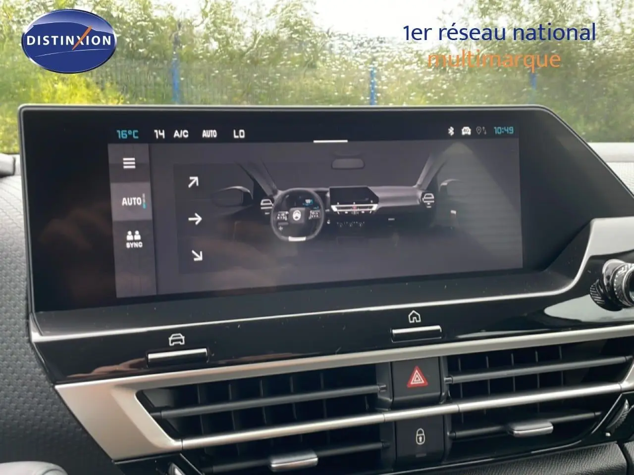 Écran tactile central du tableau de bord de la Citroën C4 2026, affichant les réglages climatiques en intérieur noir.