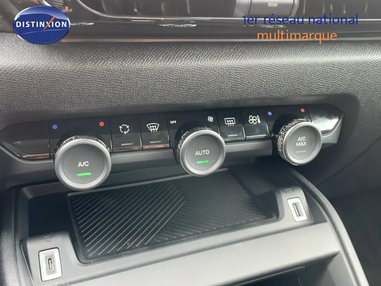 Gros plan sur la console centrale de la Citroën C4 2026, montrant les commandes de climatisation automatique.