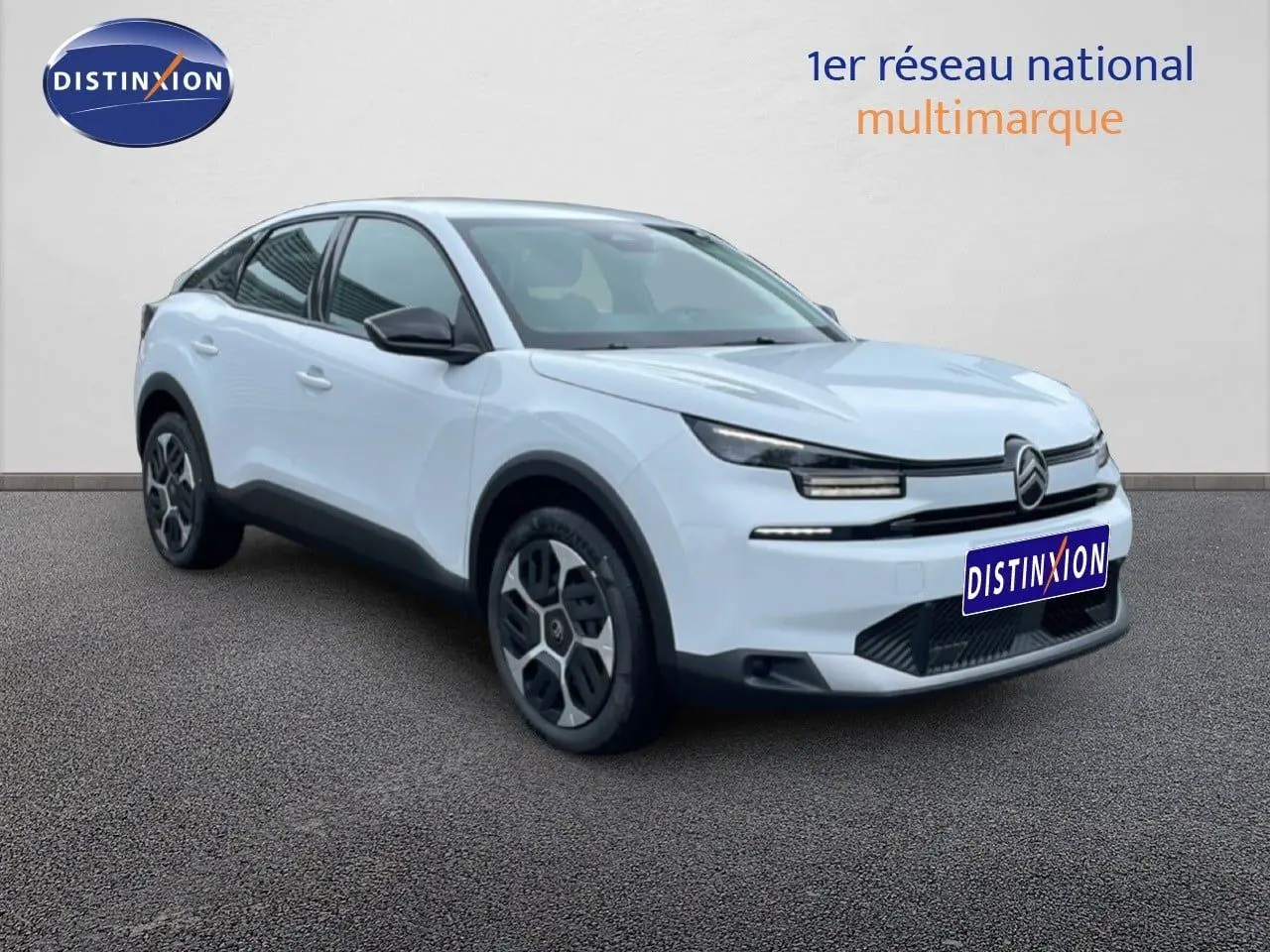 Citroën C4 PureTech 130ch blanc métal en 3/4 avant droit, avec calandre distinctive et jantes modernes.