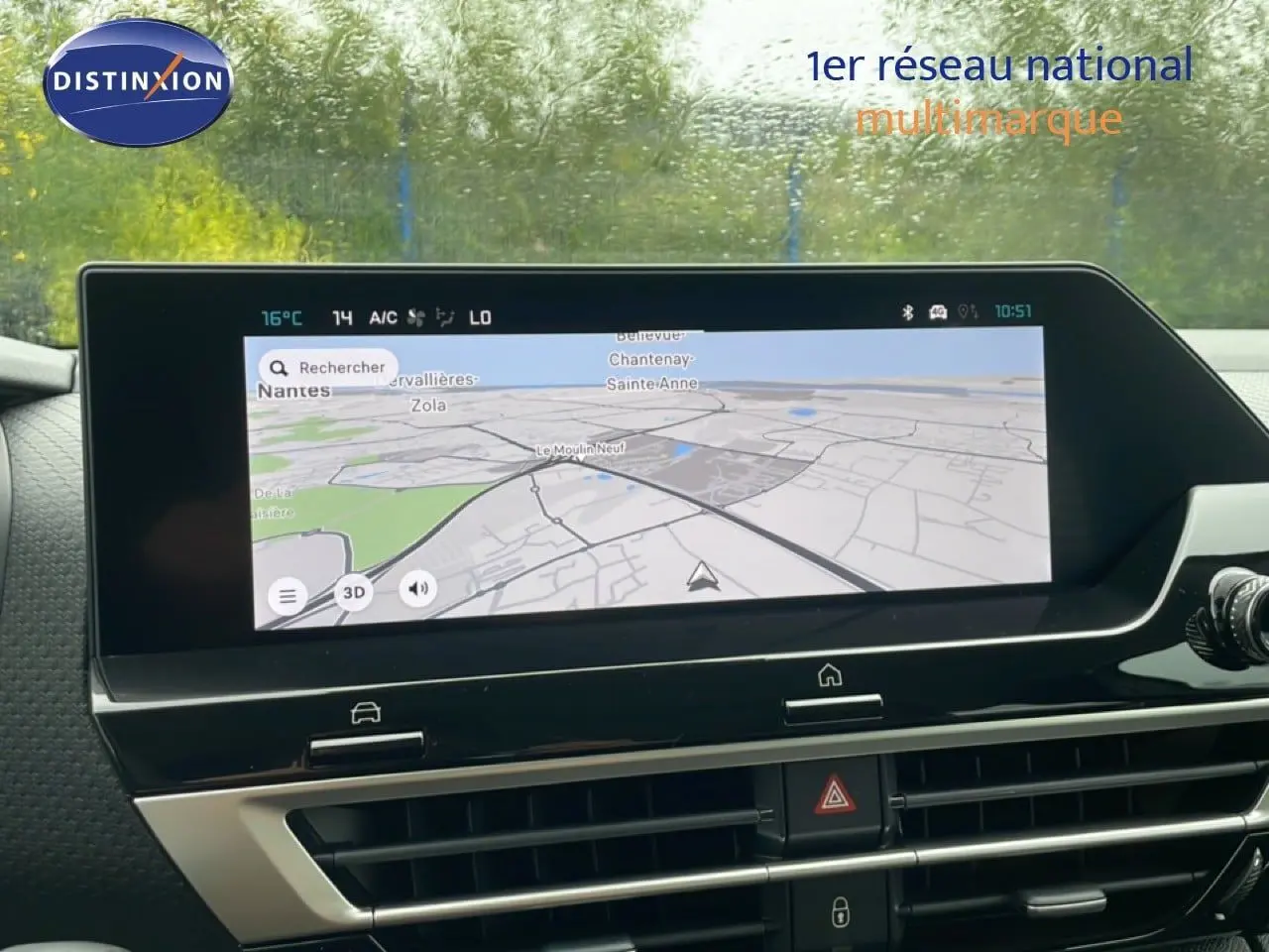 Écran tactile central affichant la navigation GPS dans l’habitacle d’une Citroën C4 blanche métal 2026.