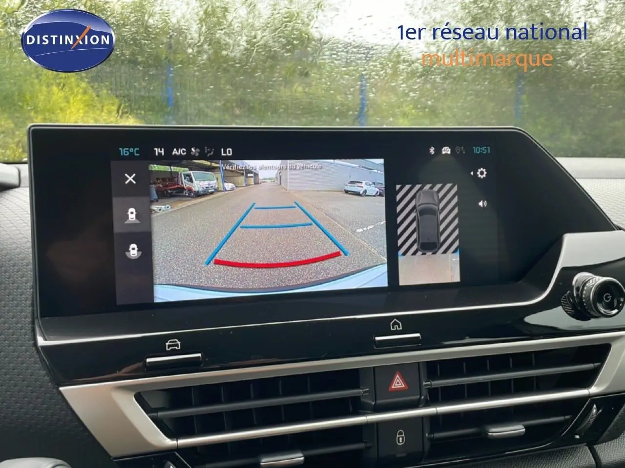 Écran tactile intérieur montrant la caméra de recul et l'affichage 360° du Citroën C4 blanc métal, version 2026.