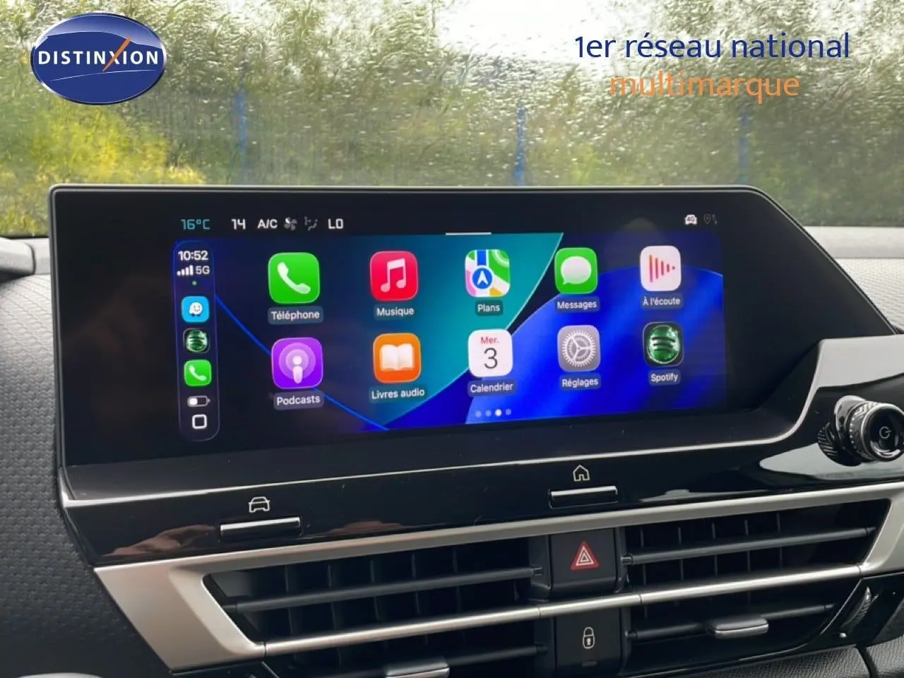 Écran tactile central affichant Apple CarPlay dans l'habitacle d'une Citroën C4 blanche métal, vue intérieure.